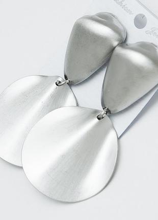 Серьги №1822 овальные белого цвета .