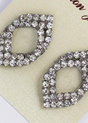 Сережки no 705 ажурні зі стразами білого кольору.