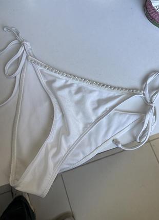 Низ купальника білий