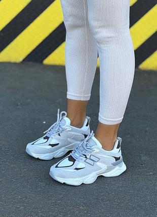 Кросівки жіночі