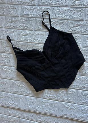 Корсетный топ с глубоким вырезом