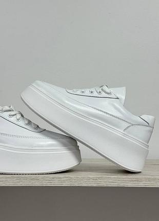 Белые кожаные кеды на высокой подошве