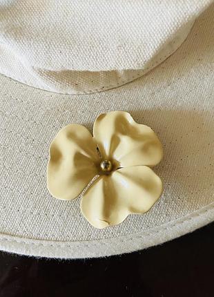 Вінтажна брошка кольору айворі