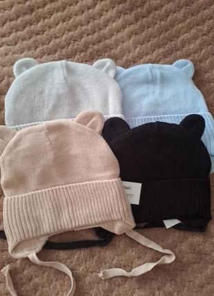 Шапочки демисезонные на завязках 48-50 см