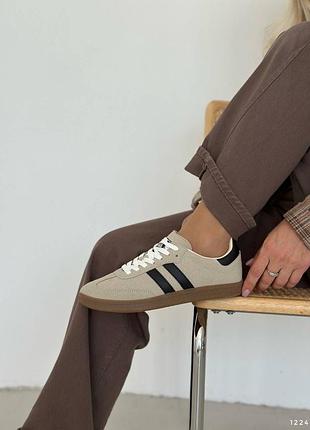 Кроссовки женские