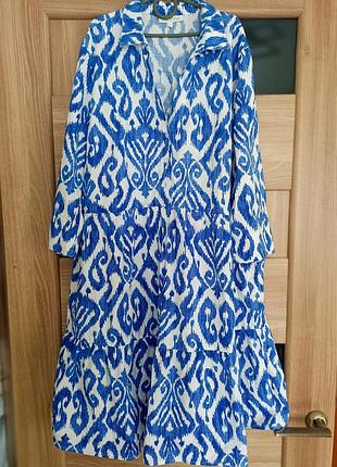 Яскрава жіноча сукня