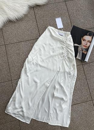 Сатинова довга молочна спідниця berhska з розрізом на нозі , нова з біркою