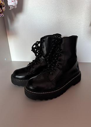 Черевики на шнурках і застібці