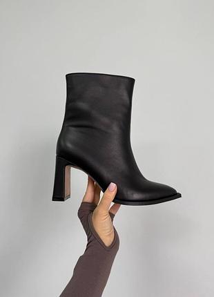Стильні чорні шкіряні ботильйони на підборі усередені фліс