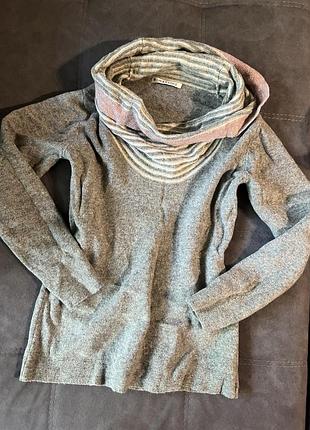 Светр сірого кольору з хомутом