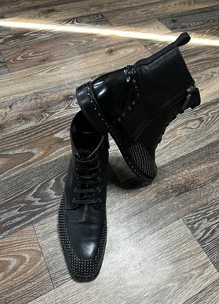 Зимнее ботинки carlo pazolini из натуральной кожи на меху со стильными заклепками