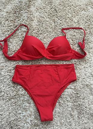 Червоний купальник