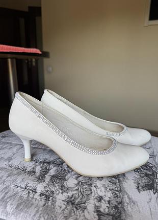 Белые классические туфли на каблуке маленьком стильные 36 размер