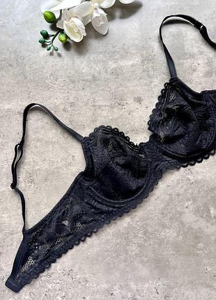 Чорний мереживний бюстгальтер