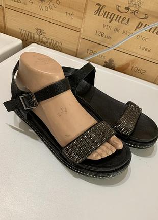 Босоножки кожаные со стразами