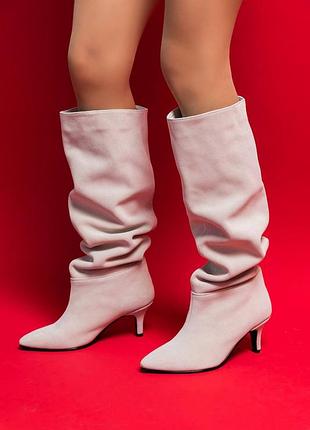 Замшеві натуральні бежеві чоботи із прямою халявою на невисокому каблуці шпилька