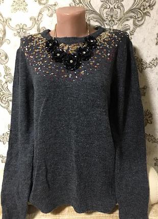 Шикарный свитер.