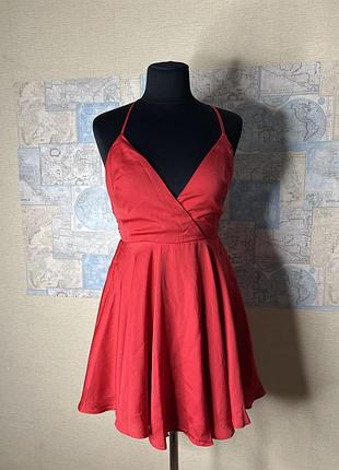 Вишукана червона святкова сукня з відкритою спиною