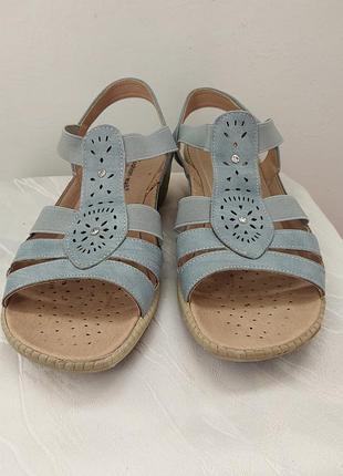 Невагомі босоніжки