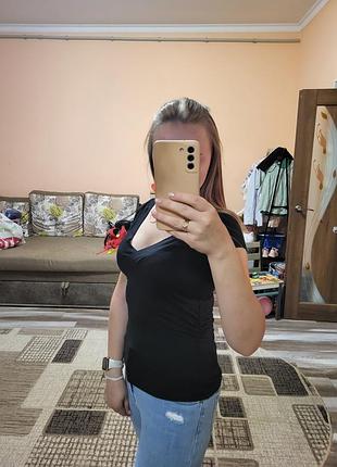 Футболка з вирізом