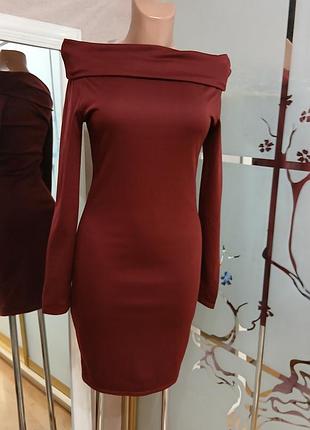 Сукня з відкритими плечами