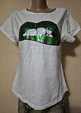 Стильная женская белая футболка с принтом из пайеток