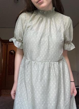 Легкое платье с высокой горловиной