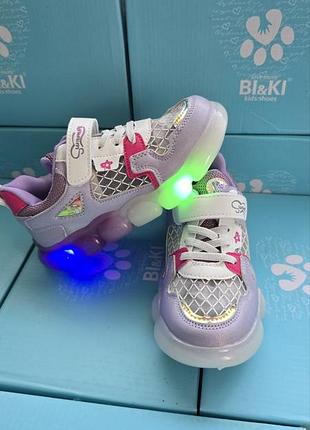 Детские кроссовки с подсветкой на девочку