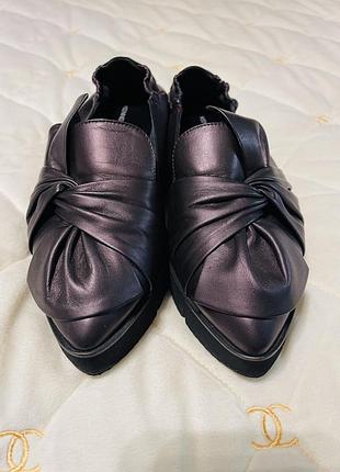 Дуже гарні оригінальні фірмені туфельки