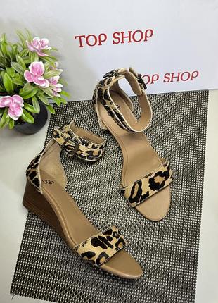 Оригінальні шкіряні леопардові босоніжки ugg