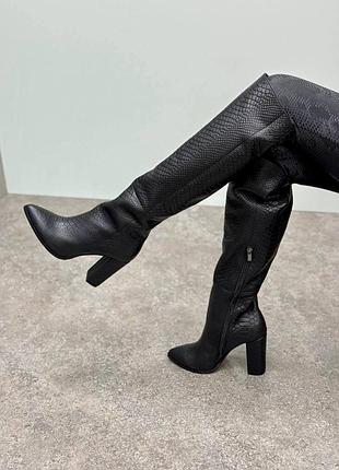Чорні шкіряні чоботи на зручному каблуку з гострим носком зі шкіри з тисненням під рептилію