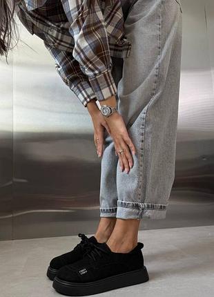 Кросівки жіночі