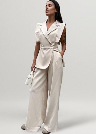 Костюм жіночий брючний класичний стильний діловий святковий жилетка з акцентними плечима і штани палаццо бежевий айворі