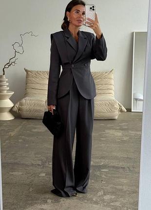Стильный женский брючный костюм
