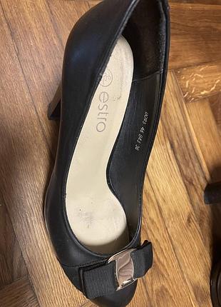 Класичні жіночі туфлі чорного кольору на високому устойчивому каблуці з бантом