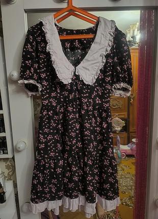 Красивое цветочное платье с воротником и оборками на шнуровке
