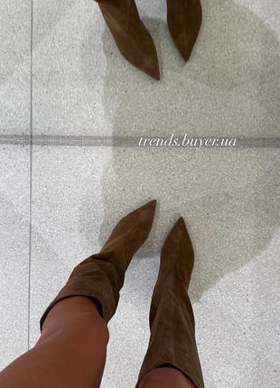 Чоботи із замшевого спилка на тонких підборах