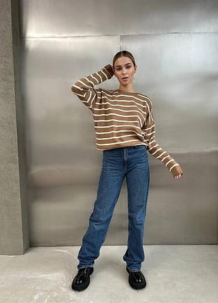 Женский свитер в полоску