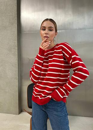 Женский свитер в полоску