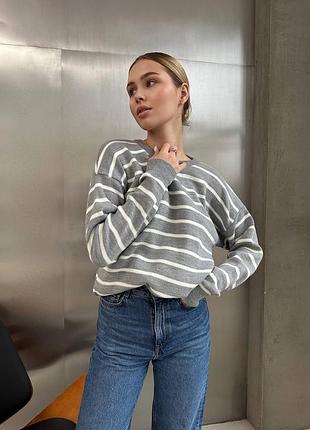 Женский свитер в полоску