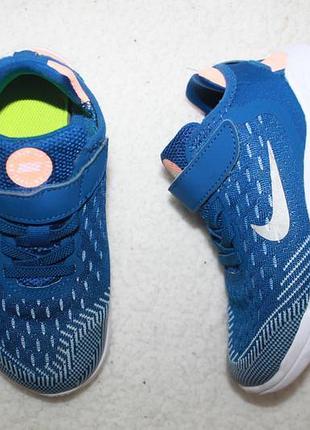 Кроссовки фирмы nike 28 размера по стельке 17.5-17.8 см. очень легкие