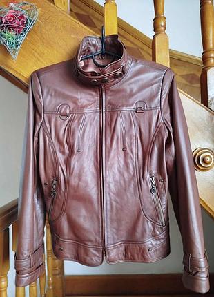 Кожаная стильная женская куртка, коричневого цвета, состояние новая.