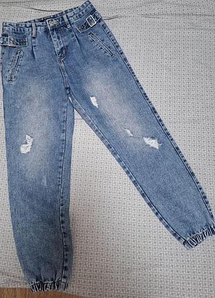 Джинсы синие размер 26 рваные с ремешками карманами