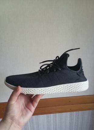 Кросівки від adidas у колаборації з pharell
williams