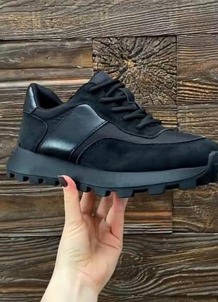 Кросівки жіночі