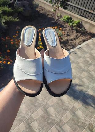 Шкіряні шльопанці