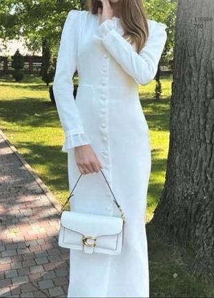 Белоснежное нежное платье с пуговицами