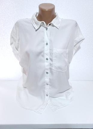 Рубашка с коротким рукавом.