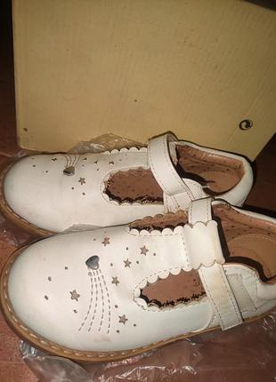 Туфли детские белые