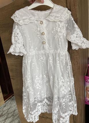 Біла нарядна святкова сукня